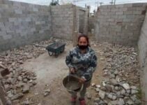 Madre de 4 hijos decide construir su propia casa sola «No tenia dinero para pagar albañiles»