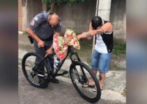 Policía de buen corazón regala una bicicleta a un repartidor de escasos recursos para que pudiera trabajar
