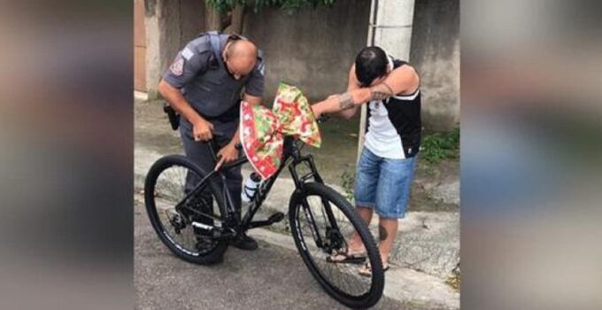 Policía de buen corazón regala una bicicleta a un repartidor de escasos recursos para que pudiera trabajar