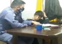 Madre cansada de que su hijo no haga las tareas de la escuela, lo lleva a la policía.