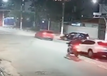 Mujer atropella a un par de ladrones que intentaban robarle la camioneta