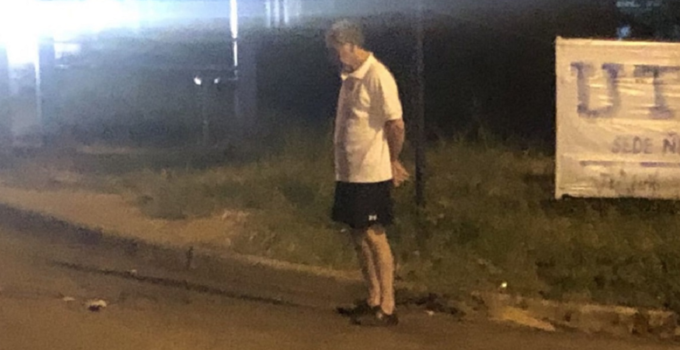 Padre espera a su hija cada noche sin falta en la parada de autobús