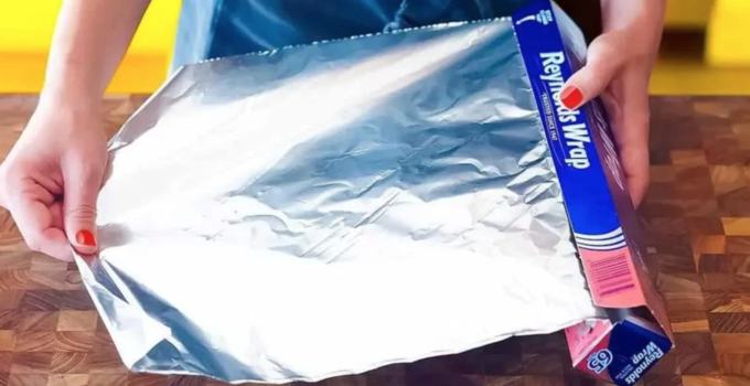 ¿Qué cara del Papel de Aluminio hay que Utilizar al Hornear la Comida? ¿Qué cara del Papel de Aluminio hay que Utilizar al Hornear la Comida?
