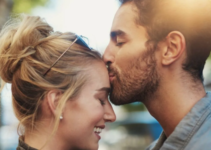 Si una persona se despide dando un beso en la frente ¿Qué significa?